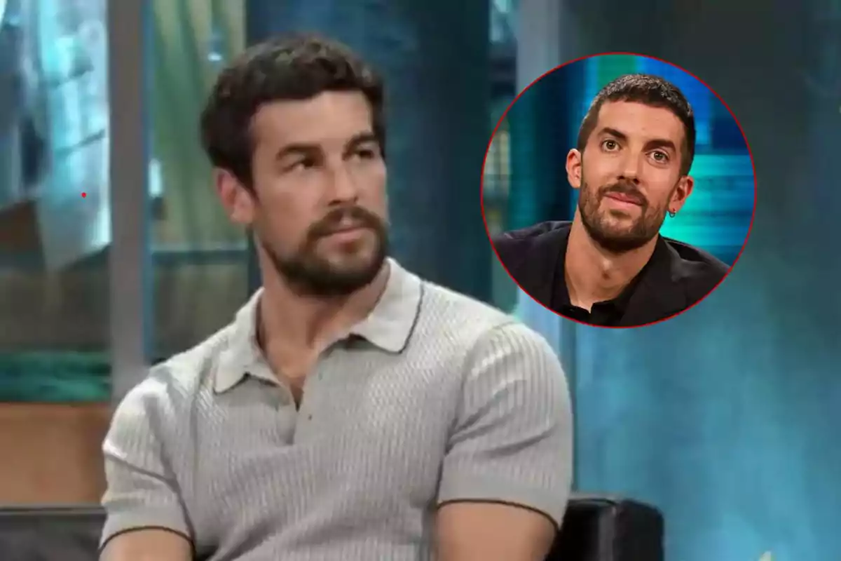 Mario Casas con barba y cabello oscuro está sentado en un estudio de televisión, mientras que en un recuadro se muestra a David Broncano con barba y cabello corto.