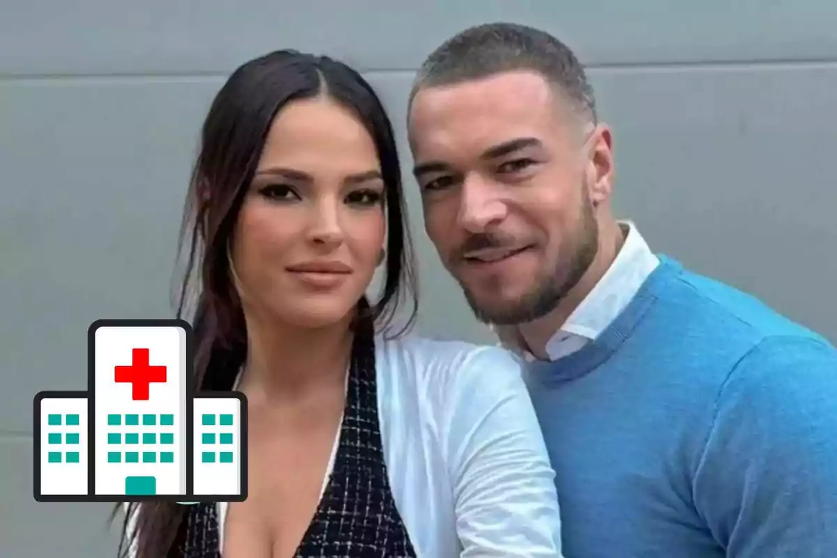 Marta Peñate y Tony Spina posando juntos con un ícono de hospital en la esquina.