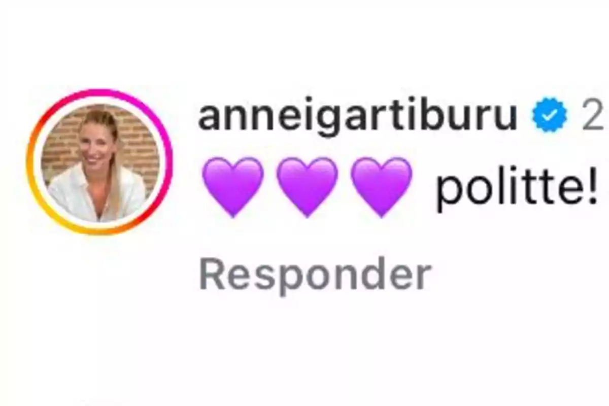 Una cuenta de Instagram con una foto de perfil de una persona sonriendo y un comentario que incluye tres corazones morados y la palabra Una cuenta de Instagram con una foto de perfil de una persona sonriendo y un comentario que incluye tres corazones morados y la palabra