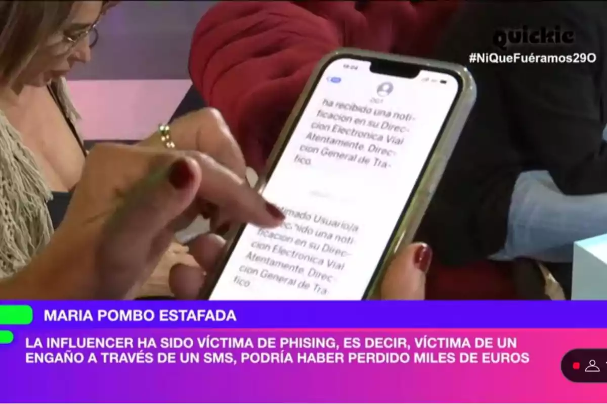 Belén Esteban sostiene un teléfono móvil que muestra un mensaje de texto mientras un texto en la pantalla informa sobre una estafa de phishing. Belén Esteban sostiene un teléfono móvil que muestra un mensaje de texto mientras un texto en la pantalla informa sobre una estafa de phishing.
