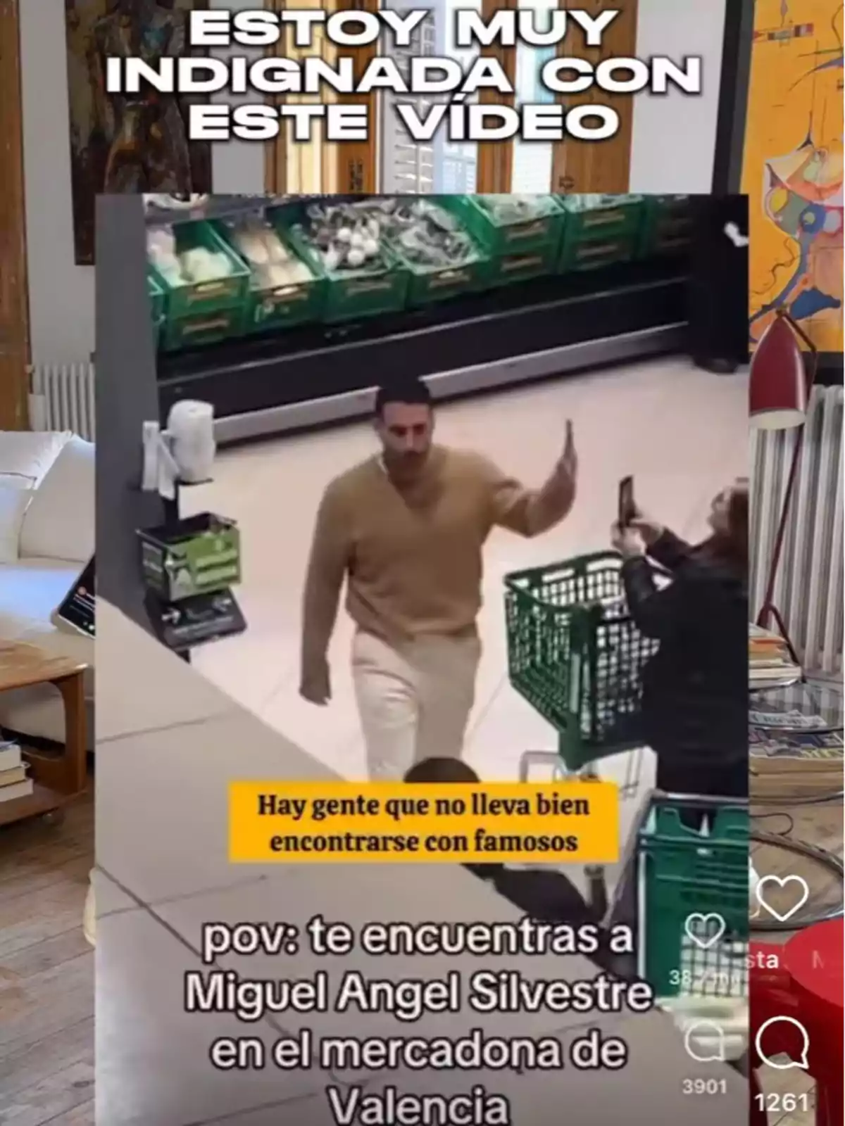 Una persona está grabando a Miguel Ángel Silvestre en un supermercado mientras él levanta la mano. El texto en la imagen expresa sorpresa por encontrarse con una celebridad en un Mercadona de Valencia. Una persona está grabando a Miguel Ángel Silvestre en un supermercado mientras él levanta la mano. El texto en la imagen expresa sorpresa por encontrarse con una celebridad en un Mercadona de Valencia.