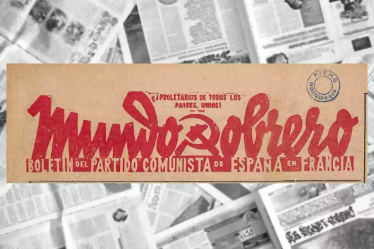 Portada de un boletín titulado Mundo Obrero del Partido Comunista de España en Francia con letras rojas y un fondo de periódicos en blanco y negro. Portada de un boletín titulado Mundo Obrero del Partido Comunista de España en Francia con letras rojas y un fondo de periódicos en blanco y negro.
