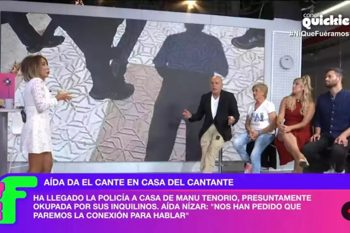María Patiño y el resto de colaboradores están participando en un programa de televisión, con una pantalla grande de fondo que muestra una imagen de sombras en el suelo y un texto en la parte inferior que dice: María Patiño y el resto de colaboradores están participando en un programa de televisión, con una pantalla grande de fondo que muestra una imagen de sombras en el suelo y un texto en la parte inferior que dice: