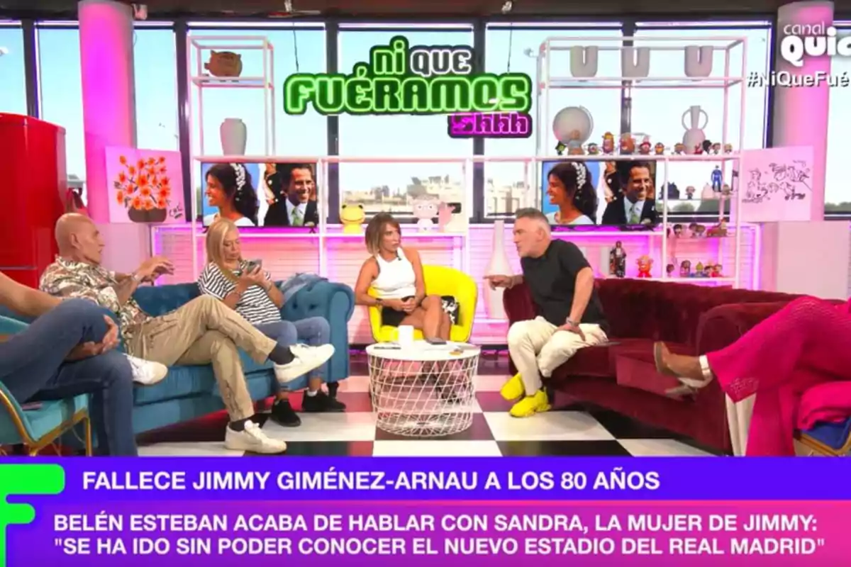 Un grupo de personas sentadas en un set de televisión colorido con el logotipo del programa Un grupo de personas sentadas en un set de televisión colorido con el logotipo del programa