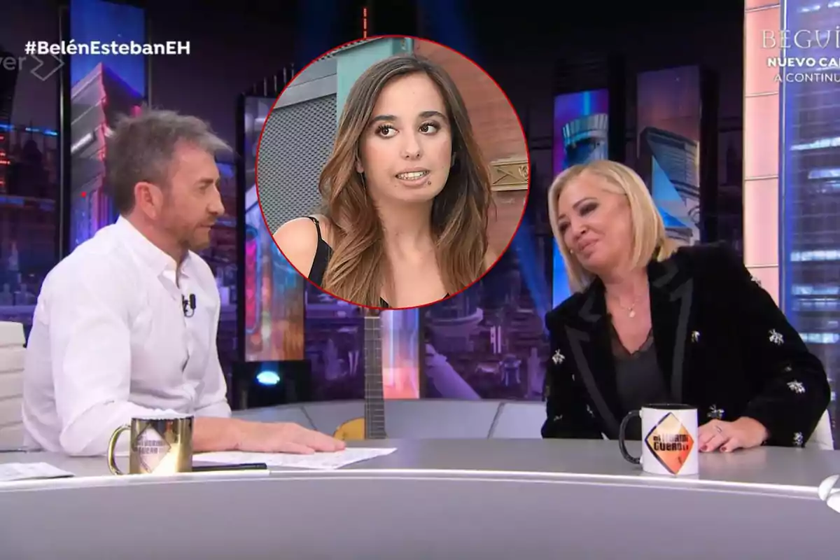 Pablo Motos y Belén Esteban conversan en un set de televisión con una imagen circular de Andrea Janeiro en el centro.