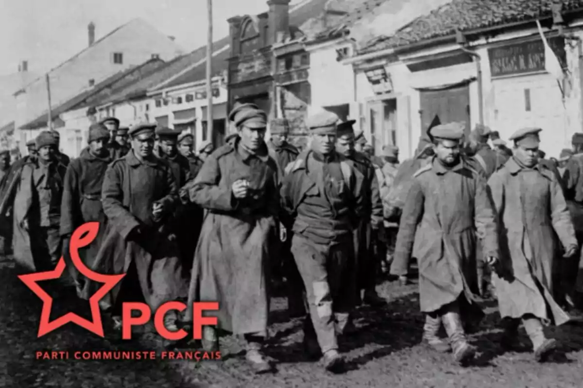 Soldados marchando por una calle con casas al fondo y el logotipo del Partido Comunista Francés en la esquina inferior izquierda. Soldados marchando por una calle con casas al fondo y el logotipo del Partido Comunista Francés en la esquina inferior izquierda.