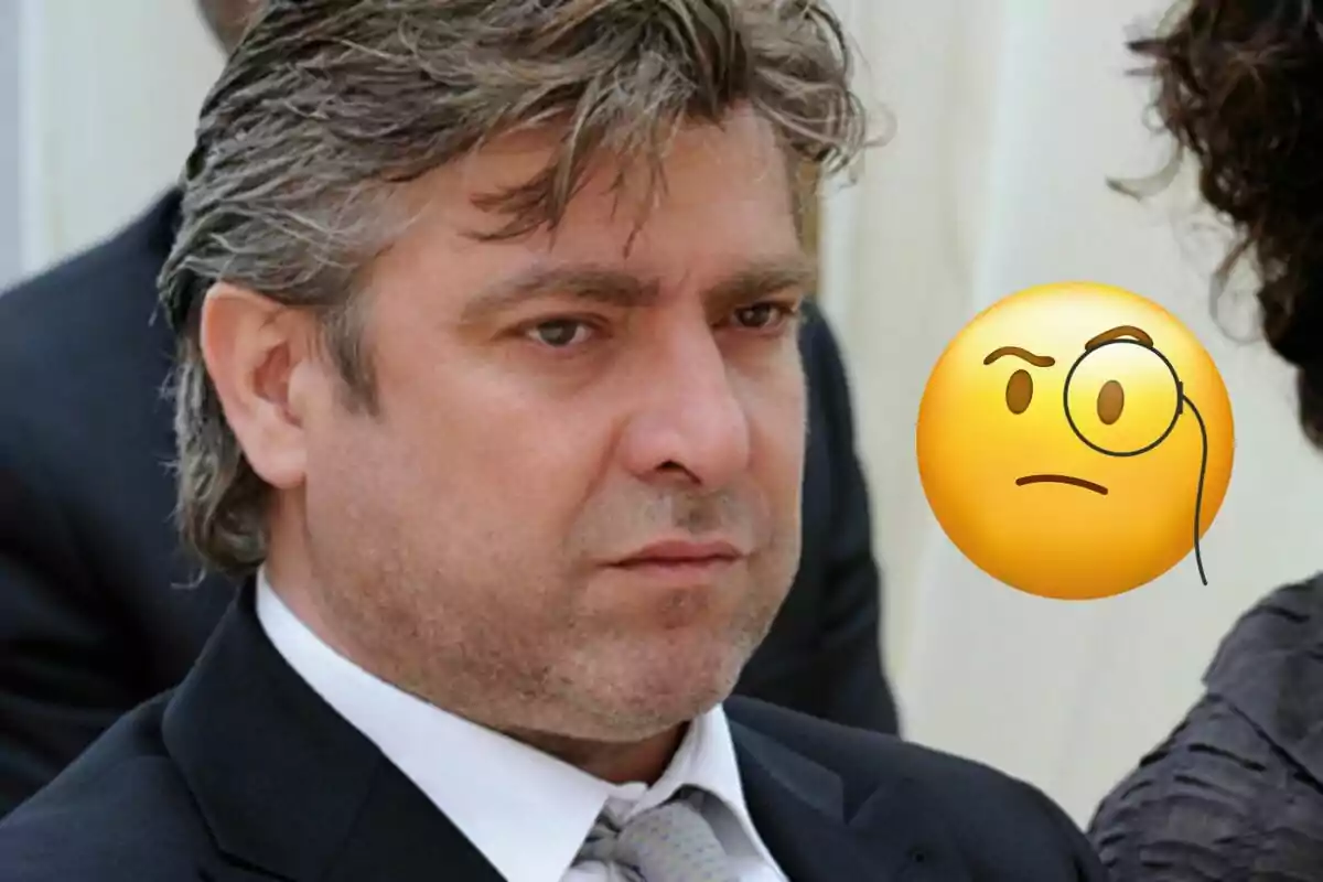 Un hombre con expresión seria y un emoji de monóculo al lado.