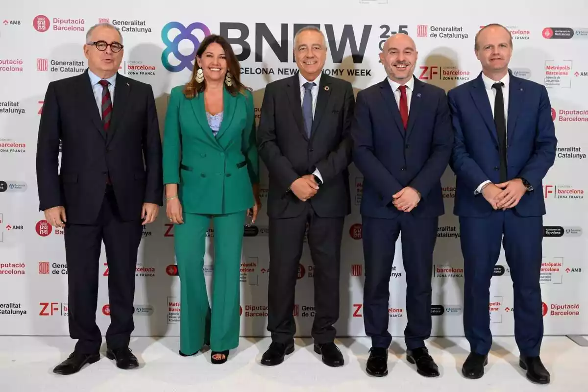 Imagen de la inauguración de la BNEW 2023, donde salen cinco responsables en el photocall