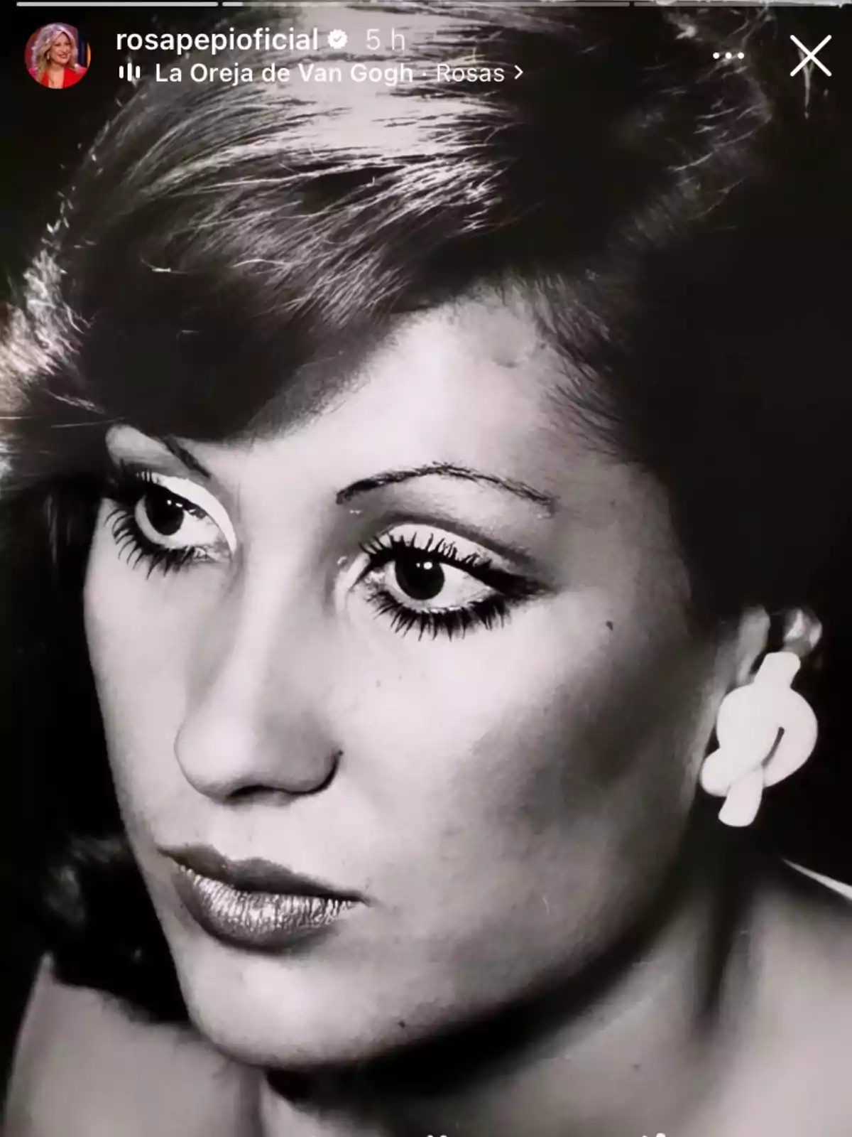 Retrato en blanco y negro de Rosa Benito con cabello corto y aretes grandes. Retrato en blanco y negro de Rosa Benito con cabello corto y aretes grandes.