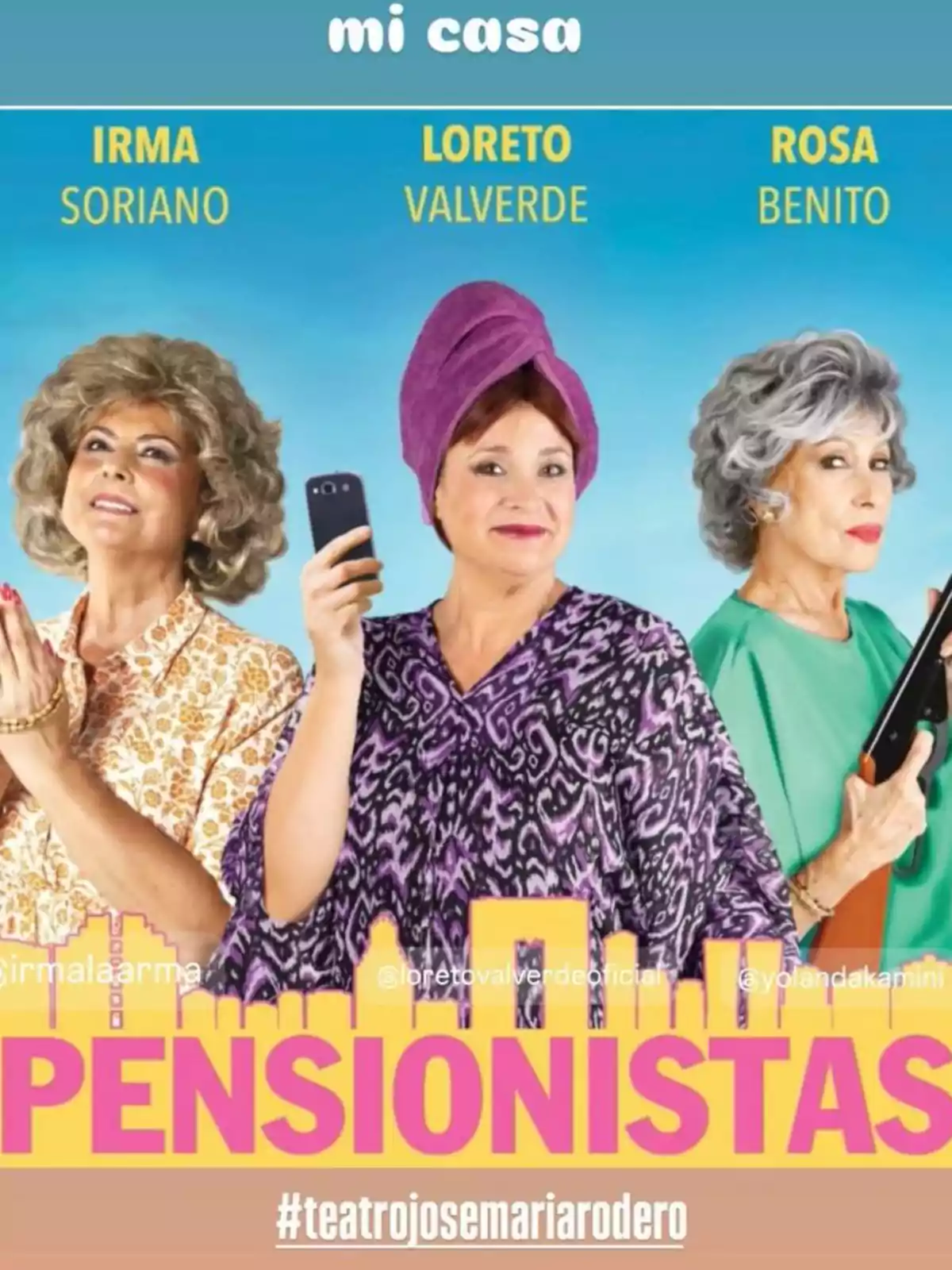 Irma Soriano, Loreto Valverde y Rosa Benito posan con diferentes atuendos y accesorios sobre un fondo azul, con el texto Irma Soriano, Loreto Valverde y Rosa Benito posan con diferentes atuendos y accesorios sobre un fondo azul, con el texto