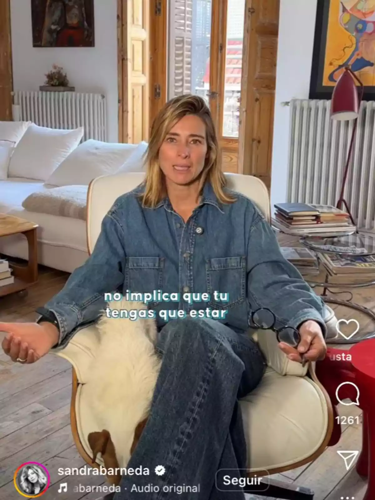 Sandra Barneda sentada en una silla dentro de una sala acogedora, sosteniendo unas gafas y con un perro descansando en su regazo. Sandra Barneda sentada en una silla dentro de una sala acogedora, sosteniendo unas gafas y con un perro descansando en su regazo.