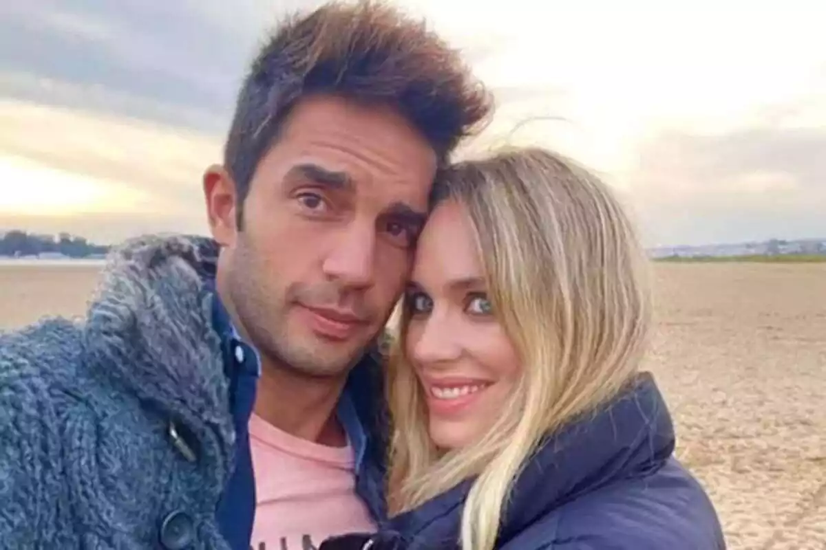 Imagen de Vanesa Romero sonriendo y Santi Burgoa en la playa