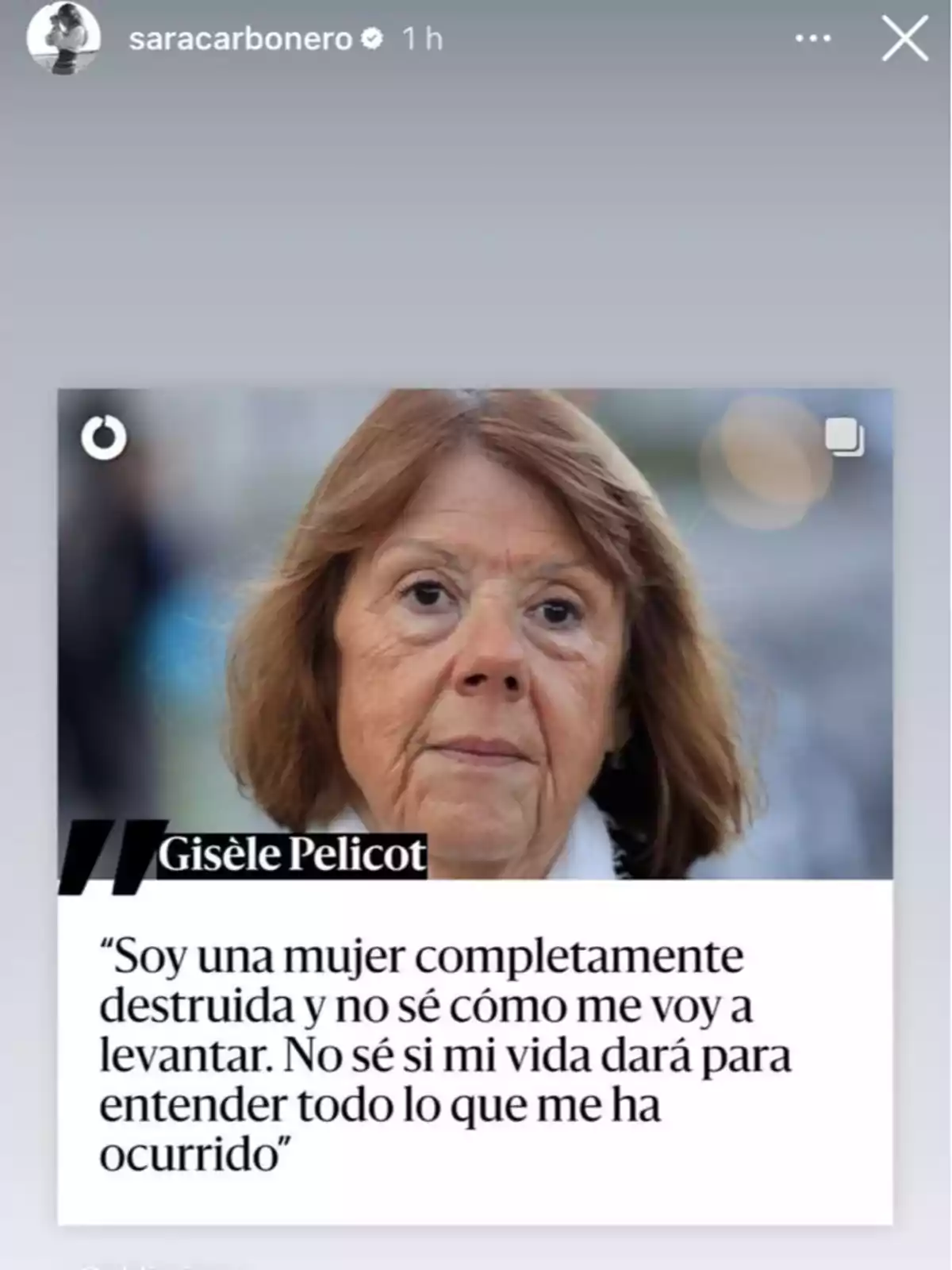 Una mujer mayor con expresión seria aparece junto a una cita que expresa sentirse completamente destruida y sin saber cómo levantarse. Una mujer mayor con expresión seria aparece junto a una cita que expresa sentirse completamente destruida y sin saber cómo levantarse.