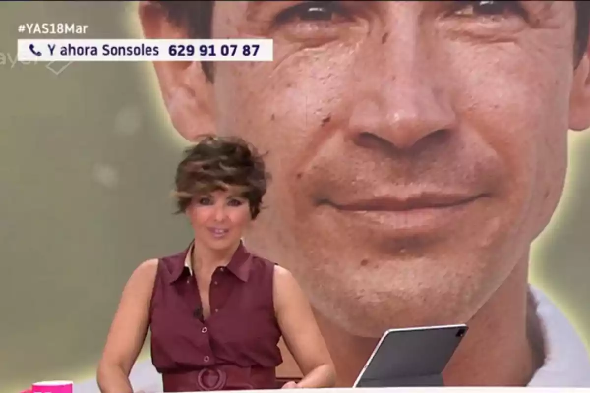 Sonsoles Ónega está en un estudio con una imagen de fondo que muestra un rostro de Juan José Ballesta en primer plano, mientras en la esquina superior izquierda aparece un número de teléfono y un hashtag. Sonsoles Ónega está en un estudio con una imagen de fondo que muestra un rostro de Juan José Ballesta en primer plano, mientras en la esquina superior izquierda aparece un número de teléfono y un hashtag.