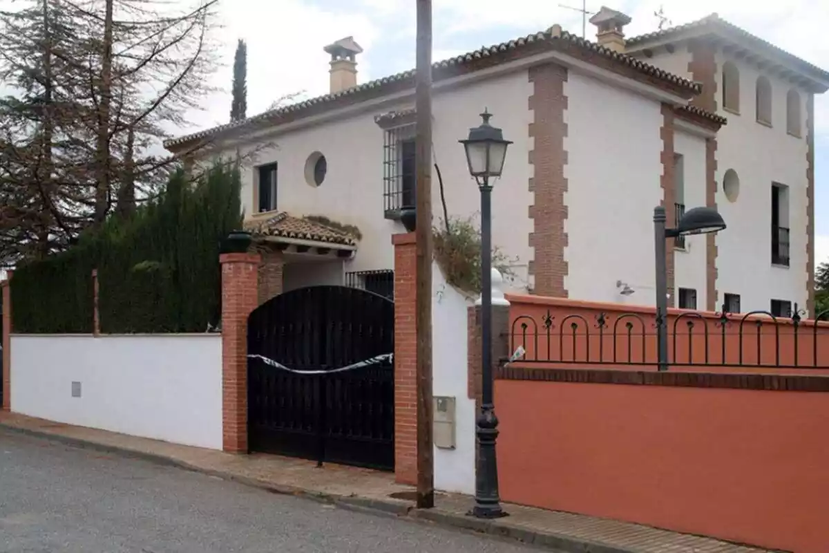 Imagen de la vivienda donde vivía la mujer asesinada junto a su hijo de tres años en Las Gabias (Granada)