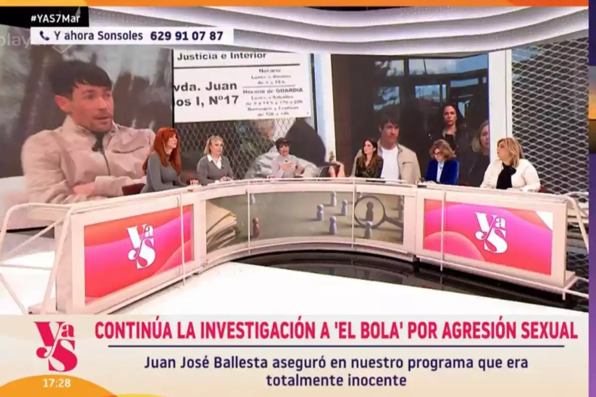 Un grupo de personas está sentado en un set de televisión con una pantalla grande detrás que muestra imágenes relacionadas con una noticia sobre una investigación en curso. Un grupo de personas está sentado en un set de televisión con una pantalla grande detrás que muestra imágenes relacionadas con una noticia sobre una investigación en curso.