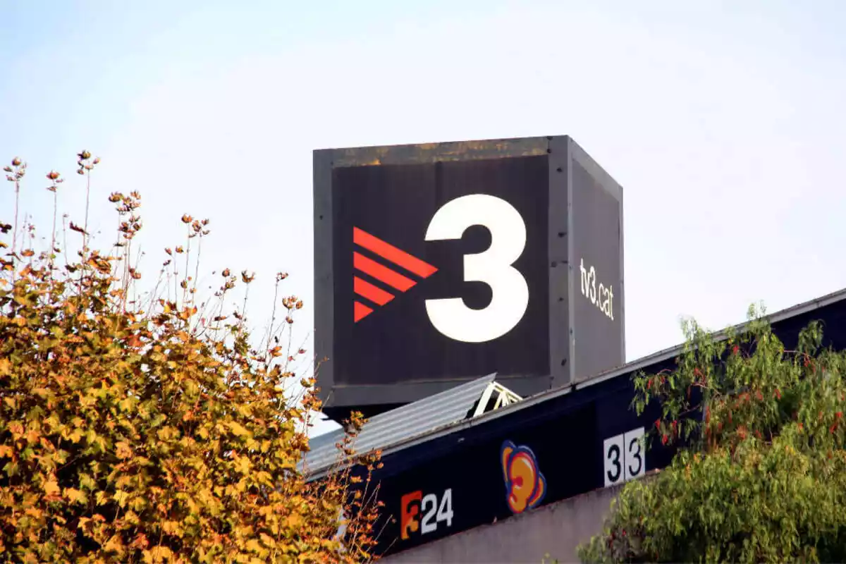 Primer plano del dado corporativo en el tejado de TV3