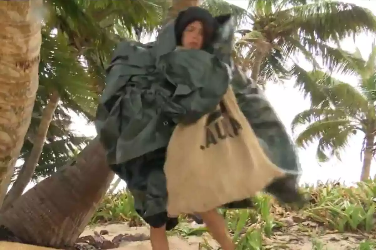 Captura de la evacuación de Laura Matamoros con su saco de Supervivientes Captura de la evacuación de Laura Matamoros con su saco de Supervivientes