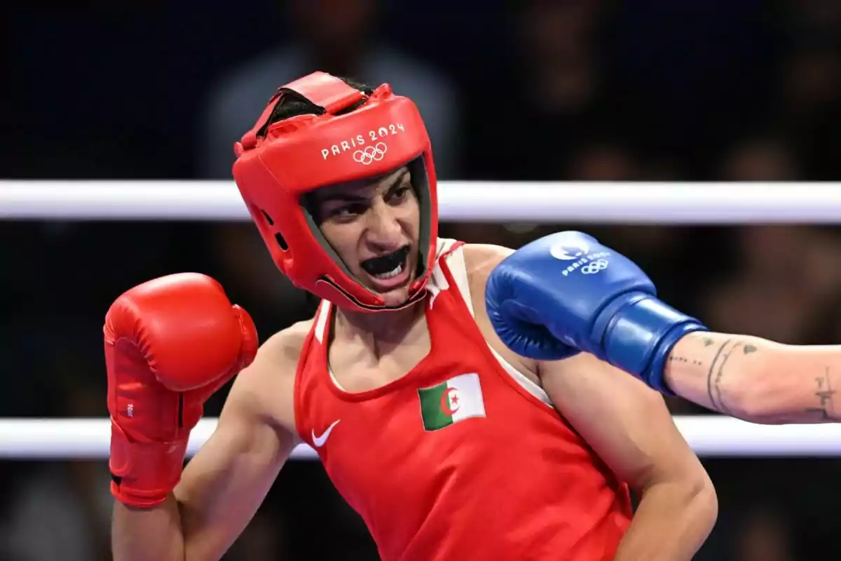 Boxeador con equipo rojo recibiendo un golpe de un oponente con guantes azules en una competencia de boxeo. Boxeador con equipo rojo recibiendo un golpe de un oponente con guantes azules en una competencia de boxeo.