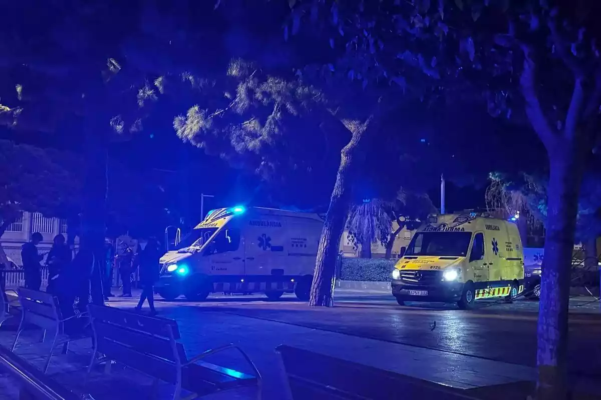 Imagen de dos ambulancias en Badalona, a causa de la pelea mortal de este lunes 13 de noviembre