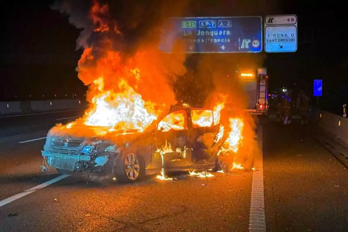 Imagen de un coche incendiado en la provincia de Gerona