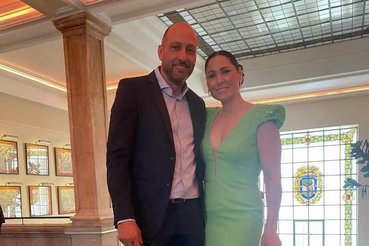 Rosa López sonriendo con el pelo recogido y un vestido verde junto a Iñaki, su pareja, en traje negro Rosa López sonriendo con el pelo recogido y un vestido verde junto a Iñaki, su pareja, en traje negro