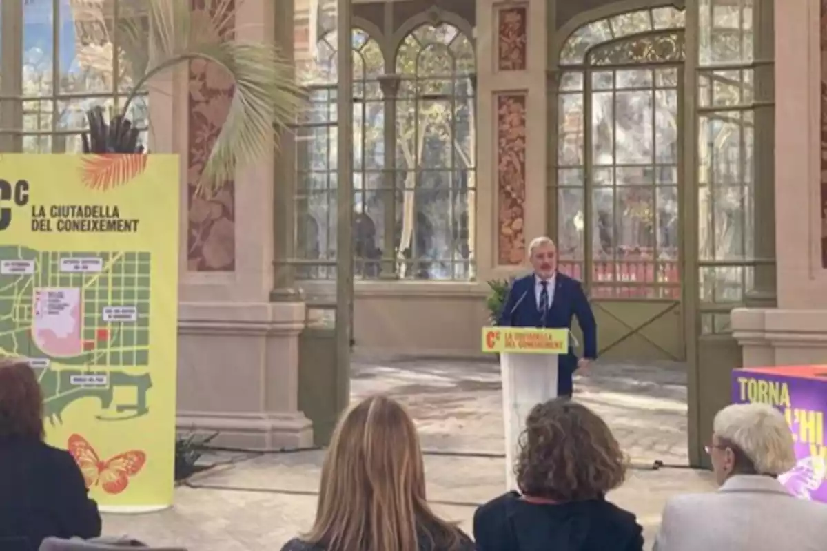 Yn político hablando en un atril durante la inauguración de un edificio emblemático de Barcelona