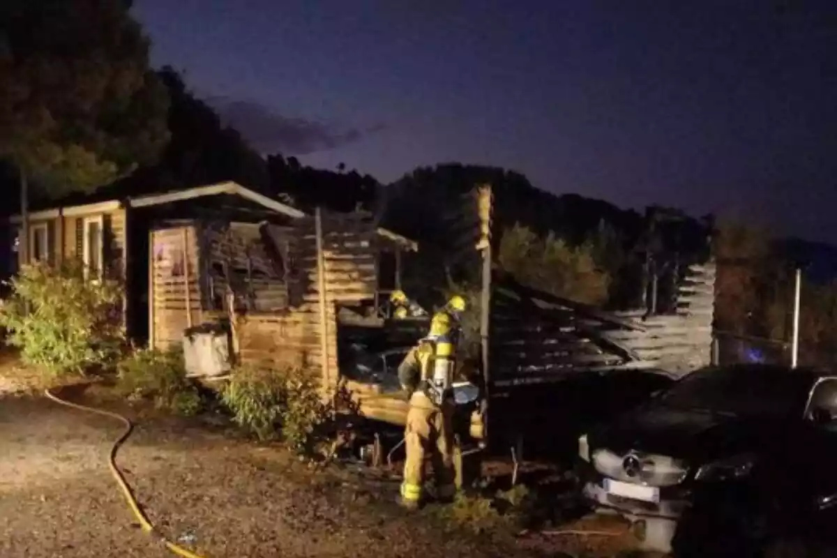 Imagen de los bomberos actuando en el incendio de un bungalow en Montblanc