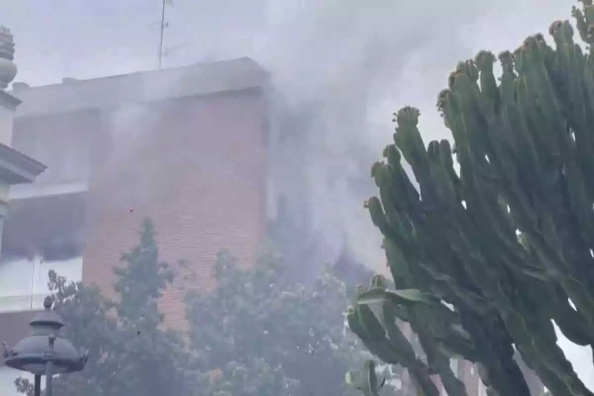 Imagen del incendio que se ha declarado este miércoles 17 de abril en Barcelona