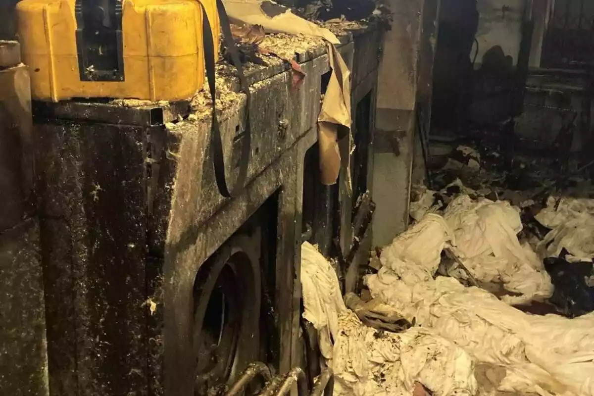 Imagen del interior de una lavandería quemada en Barcelona