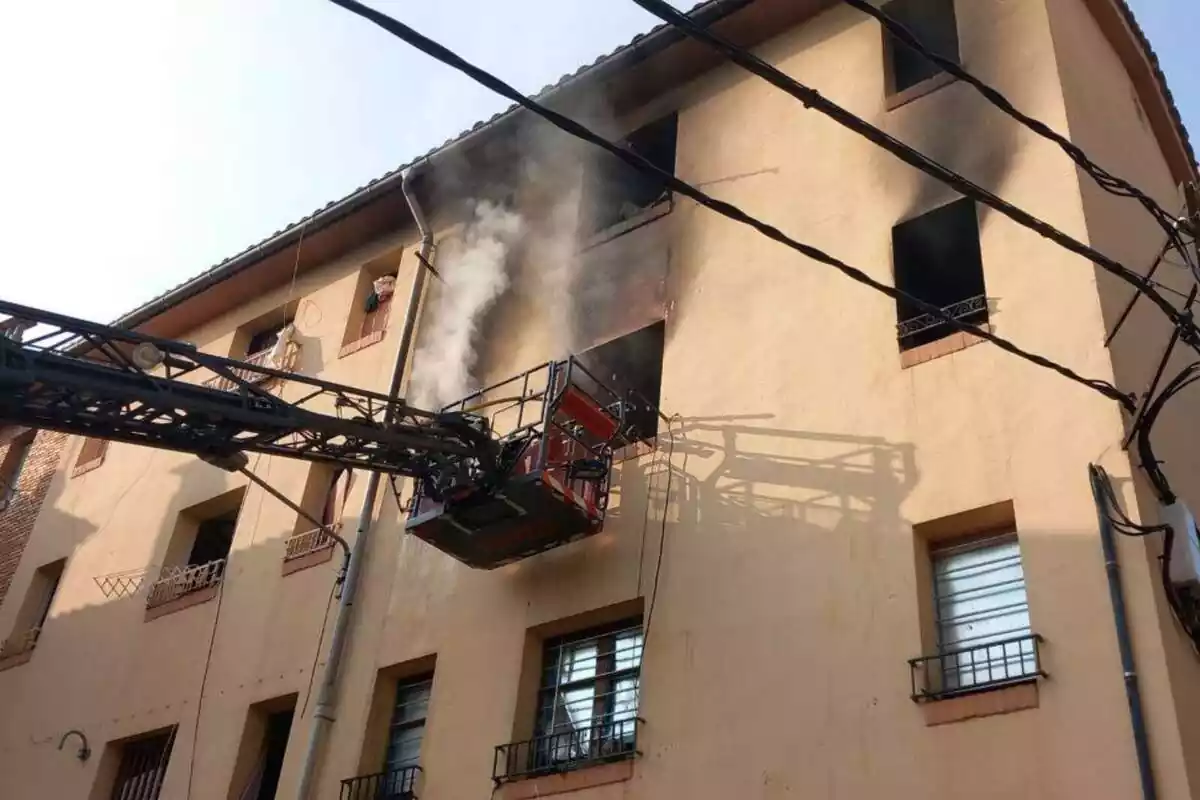 Imagen de un incendio en un piso okupado de Lleida