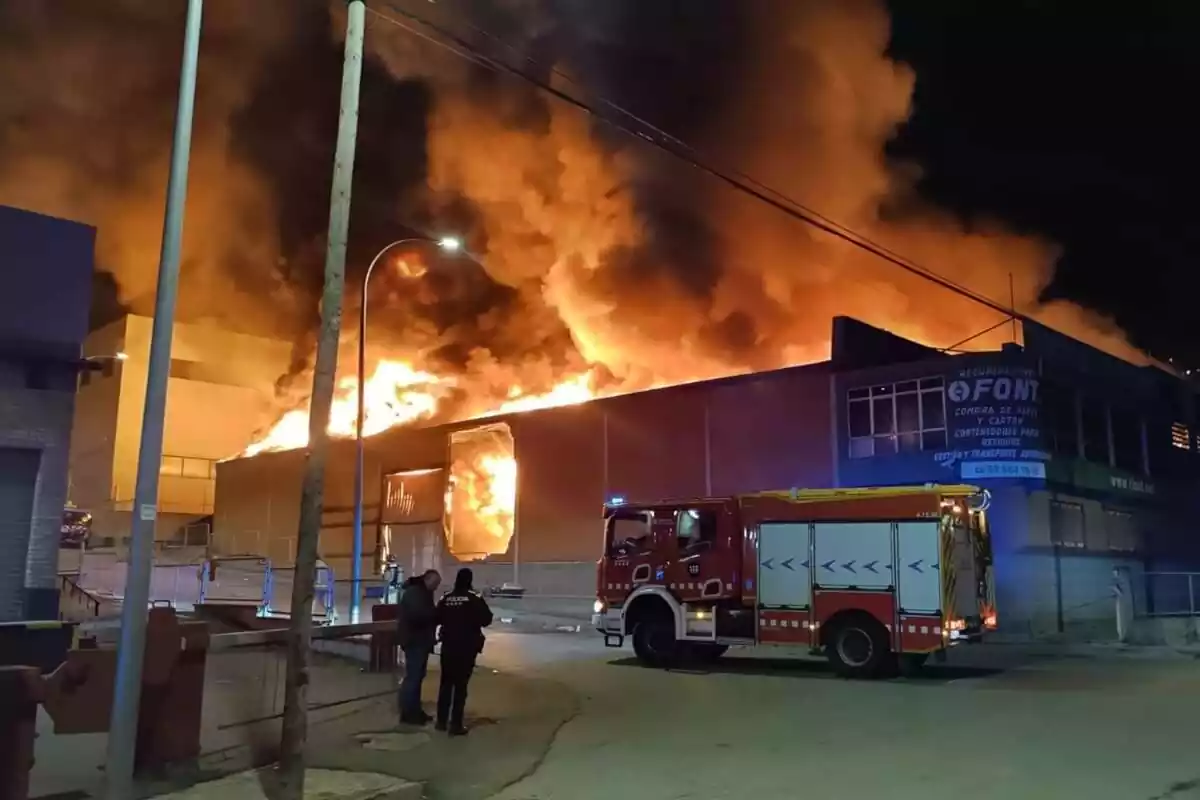 Plano general de la nave incendiada en el polígono industrial Can Cuiàs de Montcada i Reixac (Barcelona)