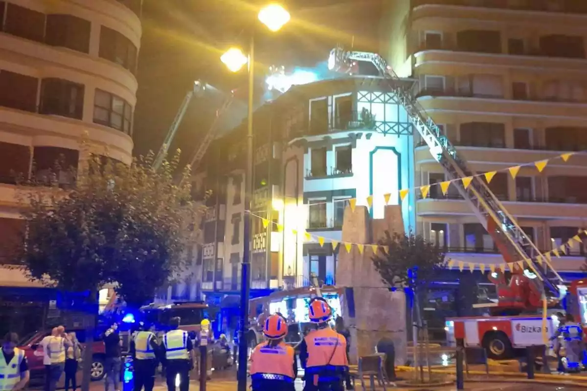 Imagen de los bomberos trabajando en sofocar las llamas en la calle Portu número 2 de Barakaldo, lugar donde se ha producido el incendio mortal la madrugada del 16 de julio de 2023