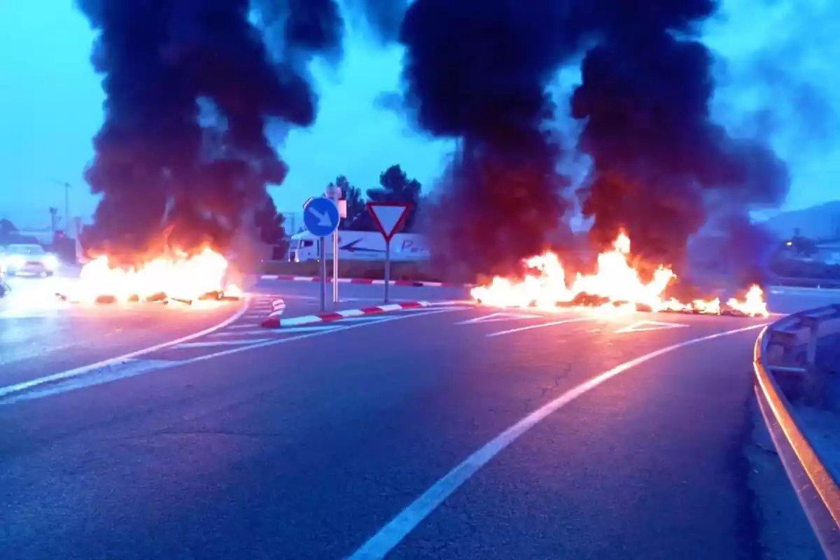 Incendio en una rotonda por la revuelta de los funcionarios de prisiones