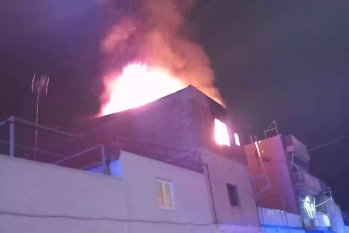 Imagen de un incendio en la calle dels Alps, en Sabadell