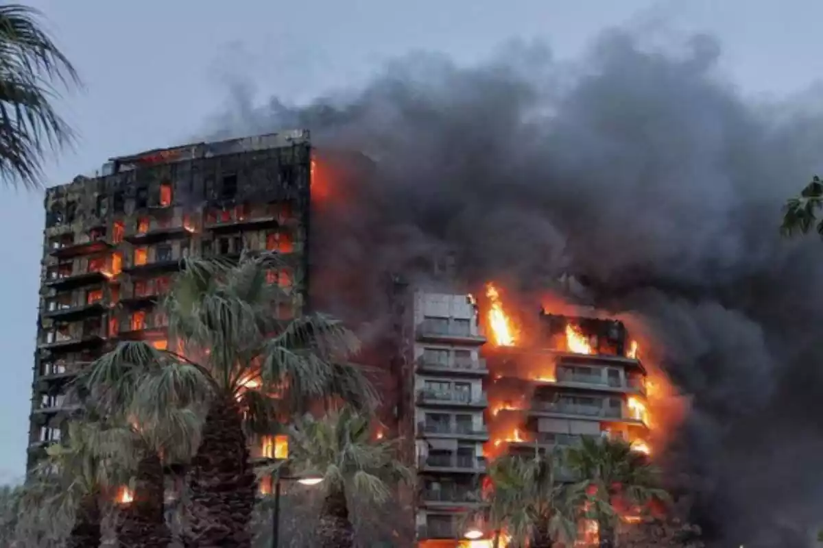 Incendio en un bloque de pisos de Valencia Incendio en un bloque de pisos de Valencia