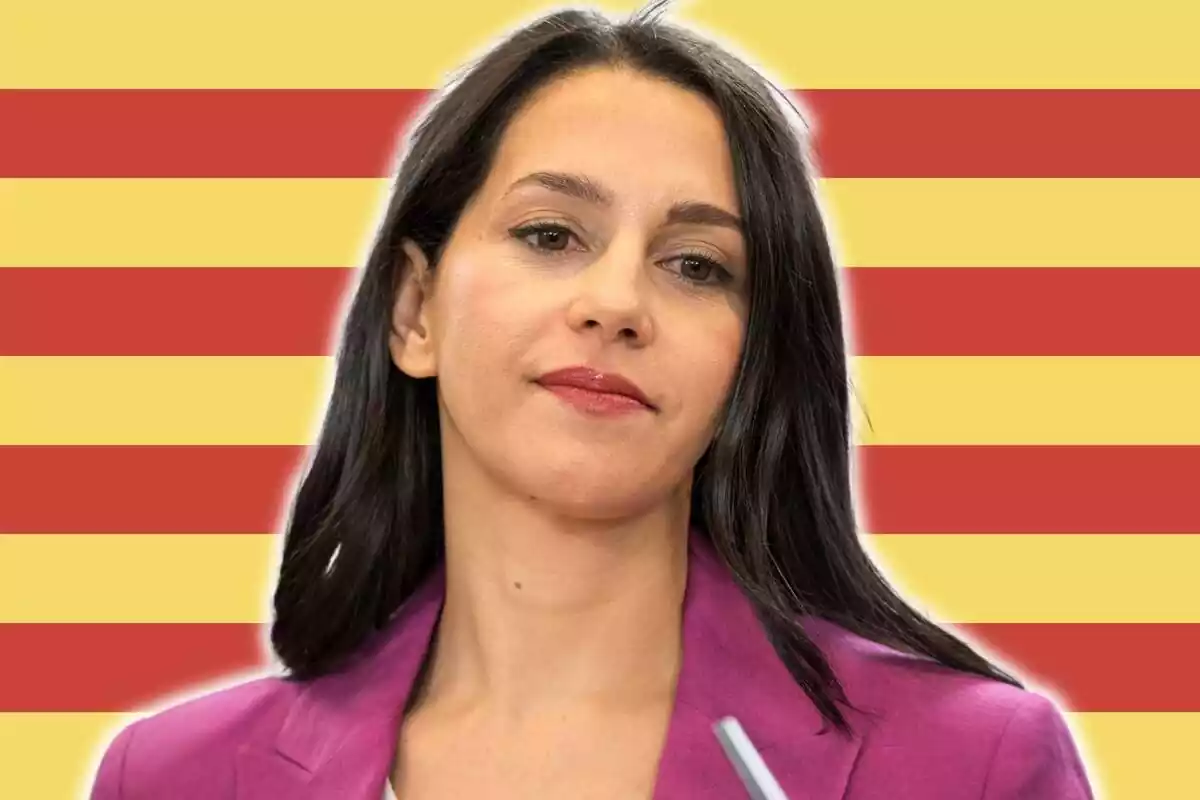 Ines Arrimadas con la bandera de Cataluña de fondo
