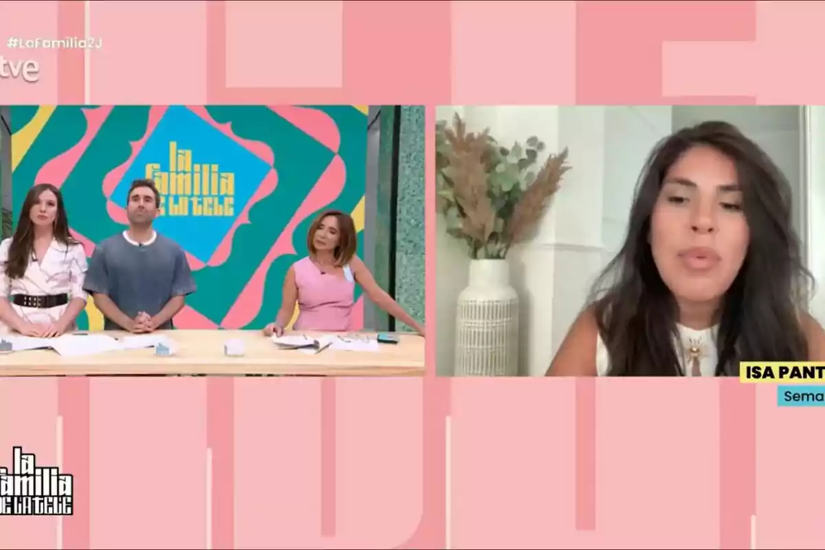 Inés Hernand, Aitor Albizua y María Patiño están en un plató colorido con el logo de La Familia de la Tele mientras Isa Pantoja aparece en videollamada desde una habitación decorada con un jarrón y plantas secas Inés Hernand, Aitor Albizua y María Patiño están en un plató colorido con el logo de La Familia de la Tele mientras Isa Pantoja aparece en videollamada desde una habitación decorada con un jarrón y plantas secas