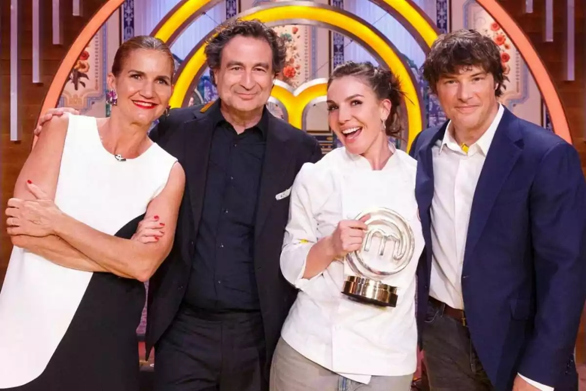 Samantha Vallejo-Nágera, Pepe Rodríguez, Inés Hernand y Jordi Cruz sonríe en un set de televisión, una de ellas sostiene un trofeo de MasterChef.