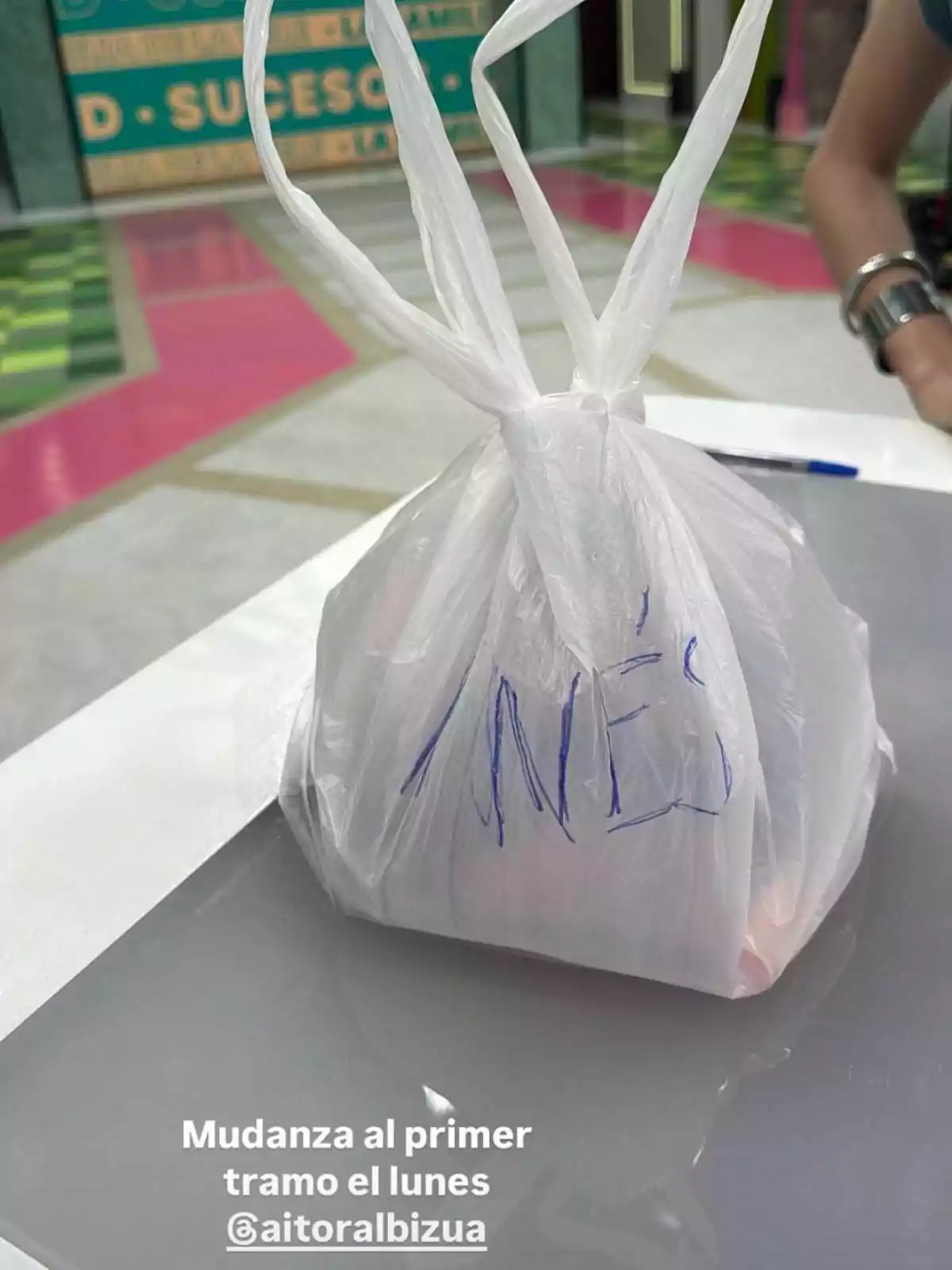 Story de Inés Hernand con una bolsa de plástico blanca con el nombre Inés escrito a mano, colocada sobre una mesa en el plató de La Familia de la Tele colorido y moderno Story de Inés Hernand con una bolsa de plástico blanca con el nombre Inés escrito a mano, colocada sobre una mesa en el plató de La Familia de la Tele colorido y moderno