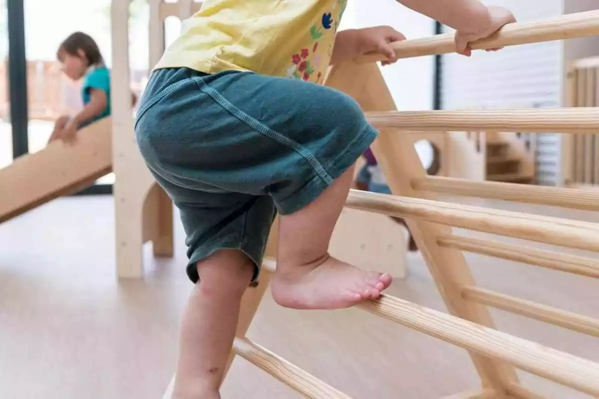 Imagen de un niño jugando en una guardería