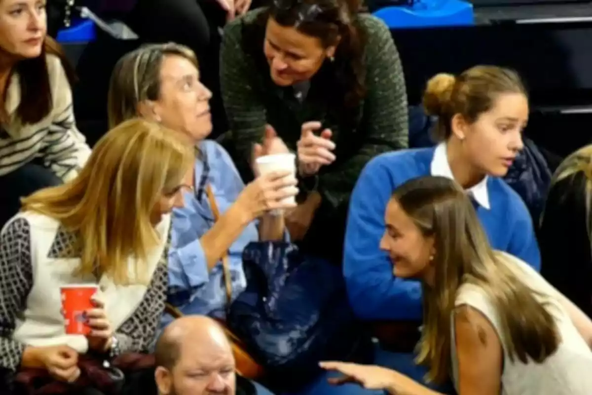 La infanta Cristina, Johanna Zott e Irene Urdangarin de personas conversando y disfrutando de bebidas en un evento. La infanta Cristina, Johanna Zott e Irene Urdangarin de personas conversando y disfrutando de bebidas en un evento.
