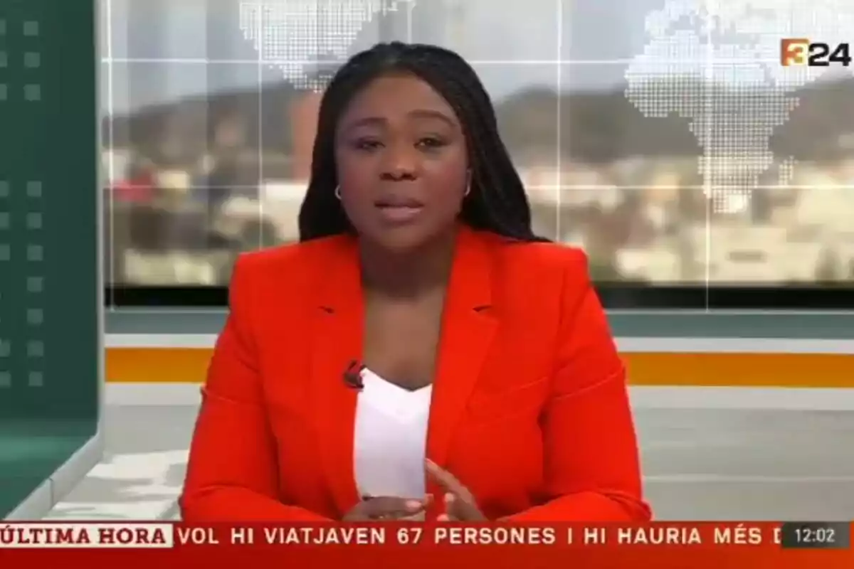 Presentadora de noticias en un estudio de televisión con un fondo de mapa y gráficos.