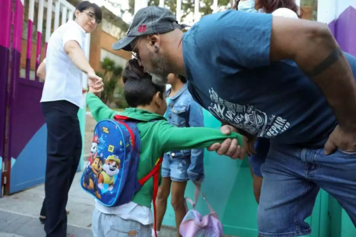 Un padre se despide de su hijo que comienza un curso de Educación Infantil, en el colegio CEIP Hernán Cortés, a 7 de septiembre de 2022, en Madrid