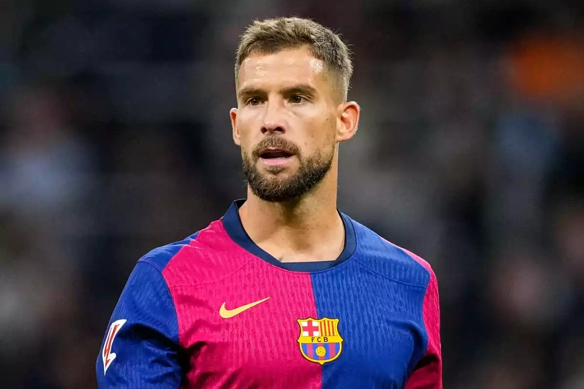 Un jugador de fútbol con la camiseta del FC Barcelona en el campo.