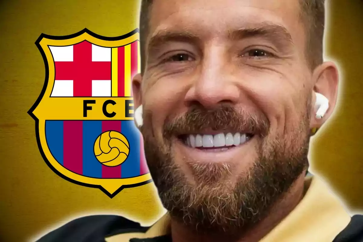 Un hombre sonriente con auriculares frente al escudo del FC Barcelona.