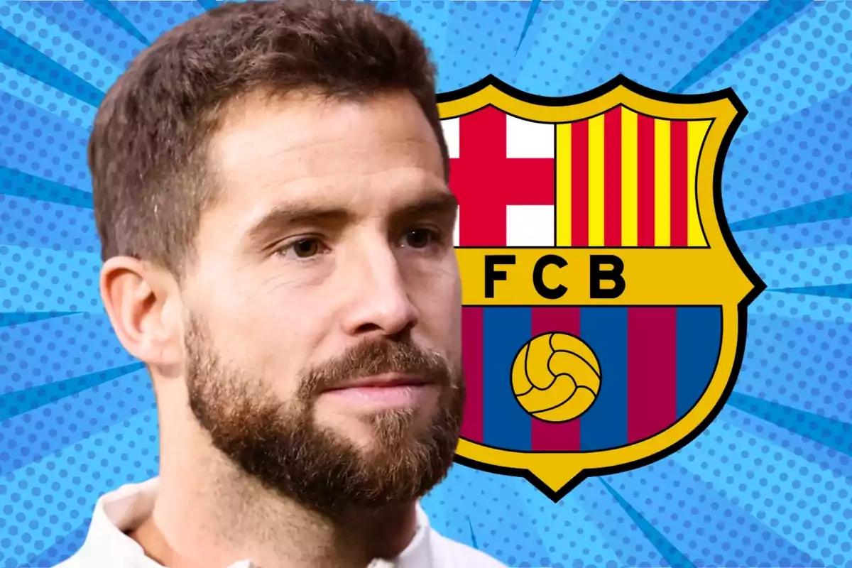 Un hombre con barba frente al escudo del FC Barcelona sobre un fondo azul con rayos.