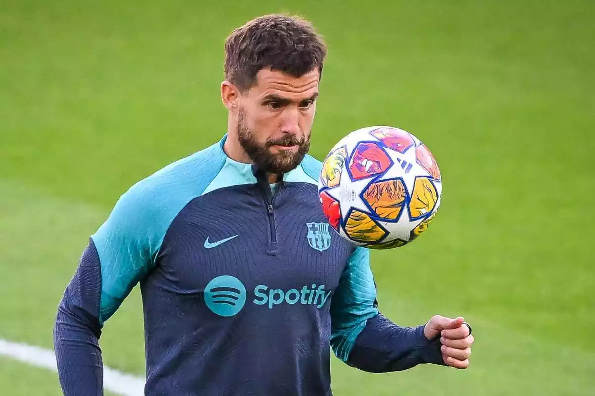 Íñigo Martínez dando toques al balón con la camiseta del FC Barcelona de entrenamiento