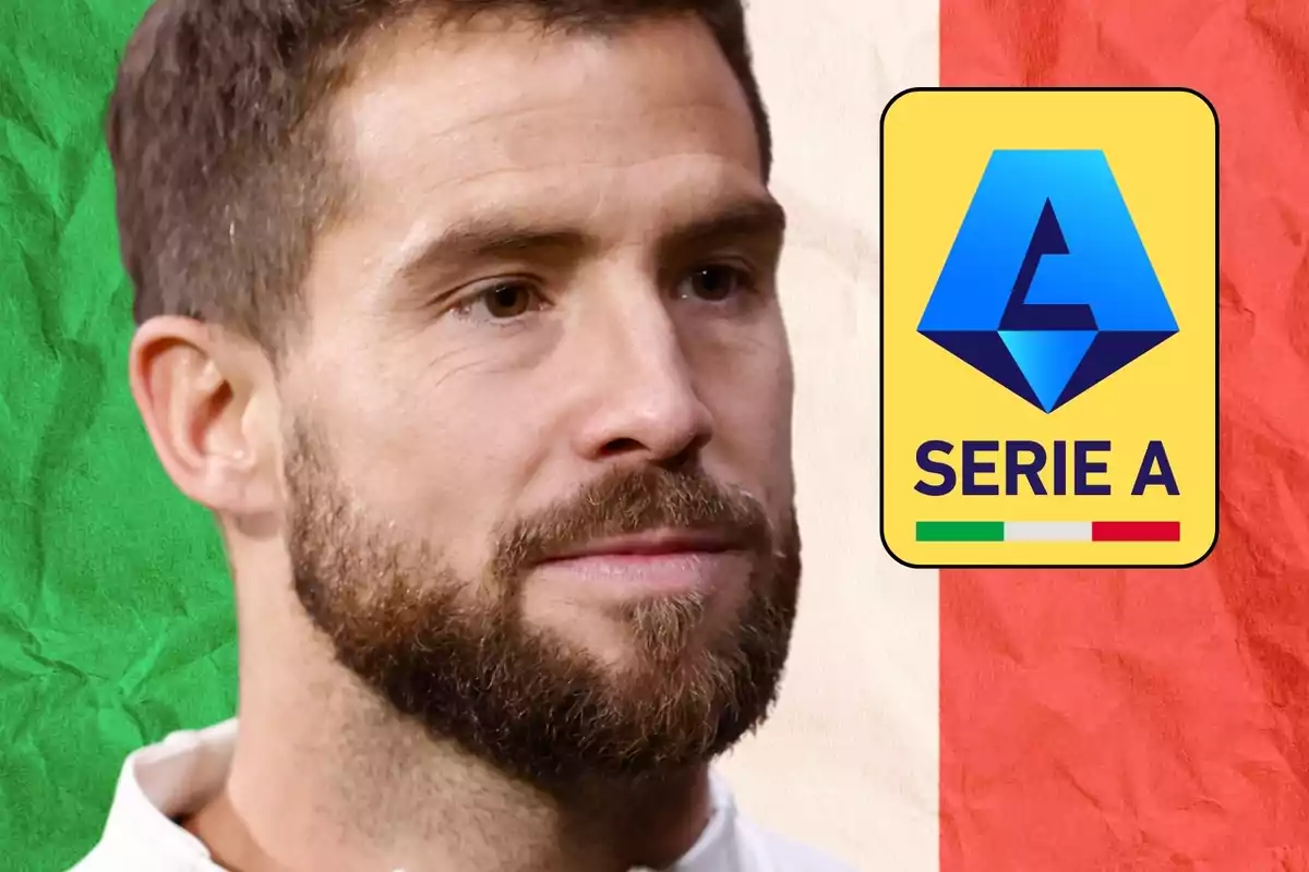 Un hombre con barba frente a un fondo con los colores de la bandera italiana y el logo de la Serie A.