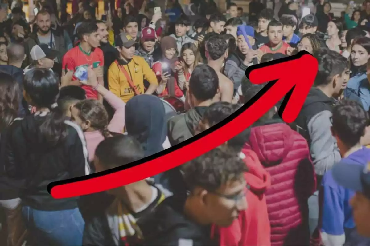 Montaje con una foto de una multitud de jóvenes, la mayoría magrebíes, celebrando en la calle el triunfo de la selección marroquí de fútbol en el Mundial y una flecha ascendente roja